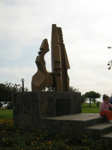 Miraflores, Malecon Cisneros, L�wendenkmal