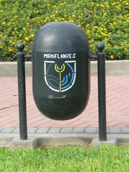Miraflores, Malecon Cisneros, Abfallk�bel
                        mit dem Wappen von Miraflores