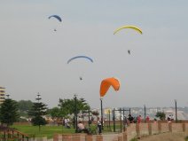 Miraflores, Park am Malecon Cisneros,
                        Gleitschirmflieger 03
