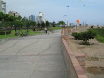 Miraflores, Park am Malecon Cisneros, Weg
                          an der Steilk�ste mit Gleitschirmfliegern