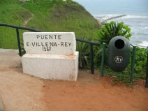 Miraflores, K�nigsbr�cke, Steinschild
                          "Puente E. Villena Rey"