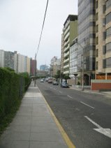 Miraflores, Malecon 28 de Julio,
                        Strassenansicht mit Wolkenkratzern