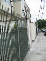 Miraflores, Fanning, eingegittertes Haus
                        mit Starkstromschutz