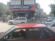 Surquillo, Avenida Palma, Apotheke an der
                          Ecke