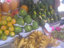 Surquillo, Avenida Paseo de la Republica,
                          Marktstand mit tropischen Fr�chten