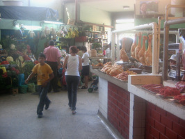 Surquillo, Avenida Paseo de la Republica,
                          Markthalle, H�hner am Haken