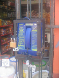 Surquillo, Jiron Colina, Telefonapparate
                        eingegittert 02