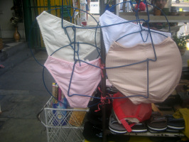 Surquillo, Avenida Paseo de la Republica,
                          Unterhosen am Drahtgestell 02