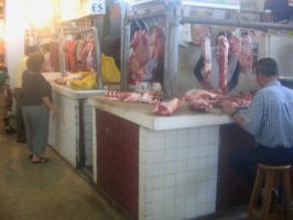 Surquillo, Avenida Paseo de la Republica,
                          Markthalle, Fleisch am Haken