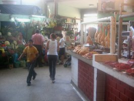 Surquillo, Avenida Paseo de la Republica,
                          Markthalle, H�hner am Haken