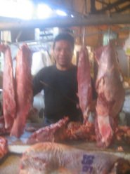 Surquillo, Avenida Paseo de la Republica,
                        Markthalle, Fleisch am Haken (leider
                        verwackeltes Foto)