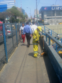 Surquillo, Avenida
Paseo de la Republica, Autobahnbrücke mit
Zaunabgrenzung und Strassenputzerin Surquillo, Avenida Paseo de la Republica,
Autobahnbrücke mit Zaunabgrenzung und
Strassenputzerin