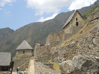 Machu Picchu: Las casas de guardi�n [o casitas
                    de reposo o de fiestas?], vista al rev�s