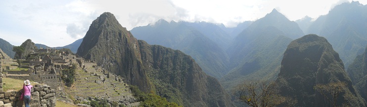Vista de Machu Picchu con los miradores Huchuypicchu
          (peque�o), Huaynapicchu (grande) y con la monta�a Putucusi y
          con los las monta�as al fondo, foto panor�mica