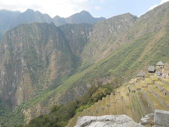 Terrazas con las casas de vigilancia y las
                    monta�as al fondo