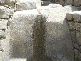 Machu Picchu: piedra de escal�n con canalito con
                  agua 01