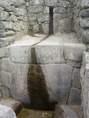Escaln con canalito de agua con cisterna al
                    fondo, foto panormica