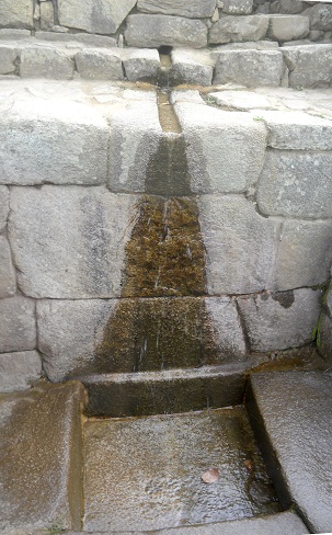 escal�n con canalito de agua con cisterna al fondo,
          foto panor�mica