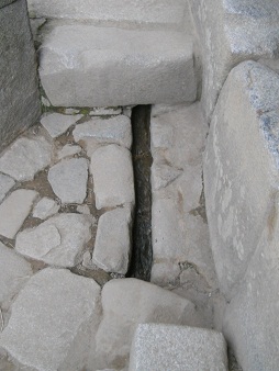 El canalito pasando otro piso de piedras