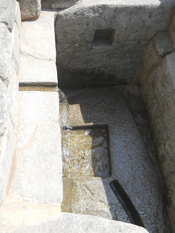 Otro escal�n con cisterna del canalito con
                    desag�e