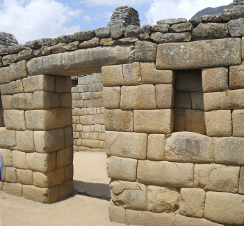Cuartos del Inca en Machu Picchu: puerta con nicho,
          panorama