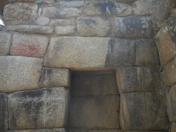 La piedra superior del nicho, primer plano