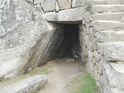 Machu Picchu:
                    nicho grande con piedras gigantes cortadas y roca
                    cortada