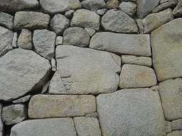 La pared de
                  la Puerta del Sol principal, piedras en detalle 04