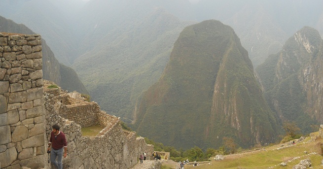Machu Picchu: vista de la zona de la Puerta del
                    Sol principal a las montaas con la montaa Putucusi
                    etc., foto panormica