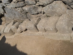 Machu Picchu, templo del sol: piedras
                    singulares en hilera