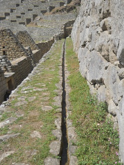 Terraza cerca del templo del sol con canalito
                    de irrigaci�n