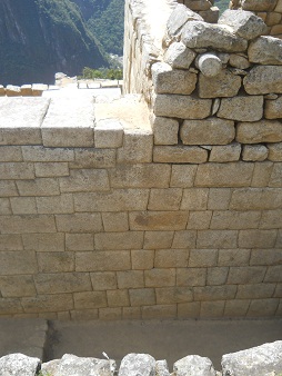 Macu Picchu, elemento del muro superior del
                    templo del sol