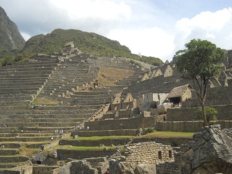Vista del templo del sol al sector agr�cola con
                    la casa arriba 01
