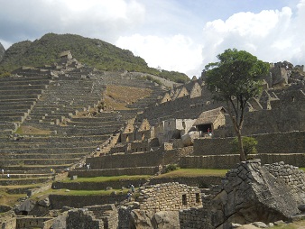 Vista del templo del sol al sector agr�cola con
                    la casa arriba 02