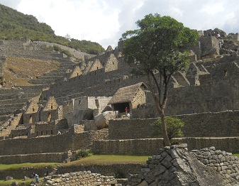 Vista del templo del sol al sector agr�cola con
                    la casa arriba 03