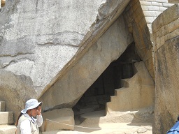 La entrada de la cueva de momias