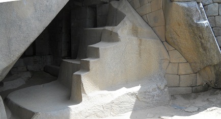 La escalera en un trozo y el muro de piedra en forma de
            olas, foto panormica 01