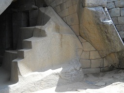 La escalera en un trozo 3 y el muro curvada con
                    piedras curvadas