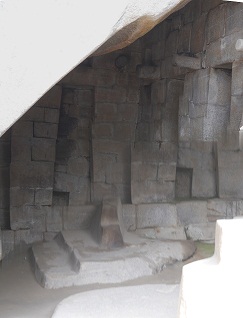 La piedra de sacrificio con las paredes
                    interiores, foto panormica