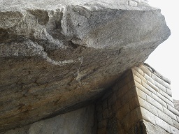 Machu Picchu, cueva de las momias: La conexin
                    de la roca con el muro de piedras