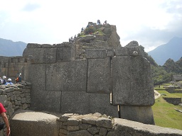 Templo de los 3 ventanas, muro derecho con da�o
                    de terremotos 02