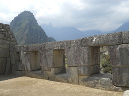 Templo de 3 ventanas: las 3 ventanas con el
                    mirador Huaynapicchu