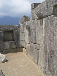 Templo de 3 ventanas: el muro lateral, primer
                    plano 01