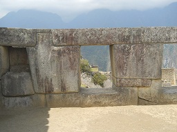Templo de 3 ventanas, nicho al lado izquierdo
                    con una ventana
