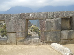 Templo de 3 ventanas: ventana con nicho al lado
                    derecho
