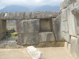 Templo de 3 ventanas: ventana con el nicho
                    derecho y el muro lateral derecho