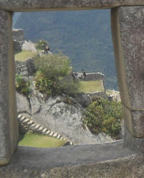 Templo de 3 ventanas: vista por una ventana