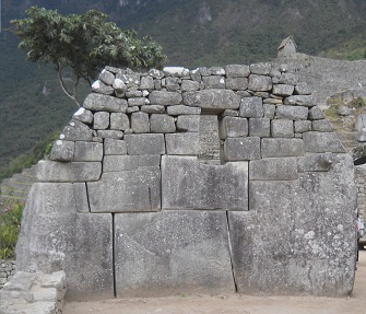 Templo de 3 ventanas: muro izquierdo
                            con la vista del exterior, primer plano