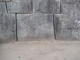 Templo de 3 ventanas: muro izquierdo
                            con la vista del exterior, detalle 1