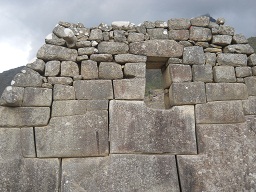 Templo de 3 ventanas: muro izquierdo
                            con la vista del exterior, detalle 2